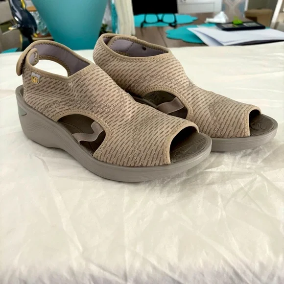 BZees Dream Sandal Beige 9.5 Synthetic Sole Hook and Loop Closure Machine Wash - Picture 14 of 14